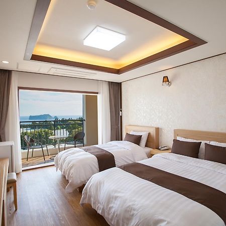 Fellisia Hotel Сеогвипо Екстериор снимка
