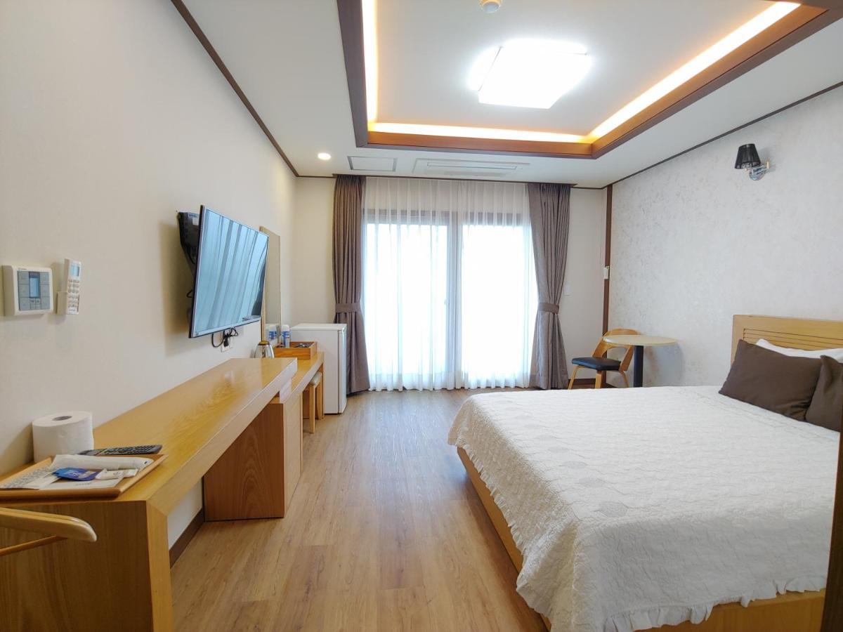 Fellisia Hotel Сеогвипо Екстериор снимка
