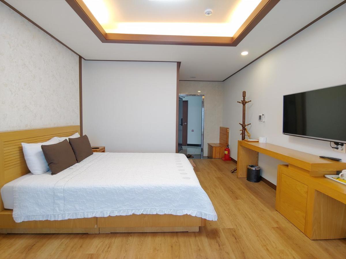 Fellisia Hotel Сеогвипо Екстериор снимка