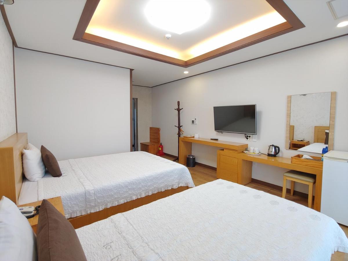 Fellisia Hotel Сеогвипо Екстериор снимка
