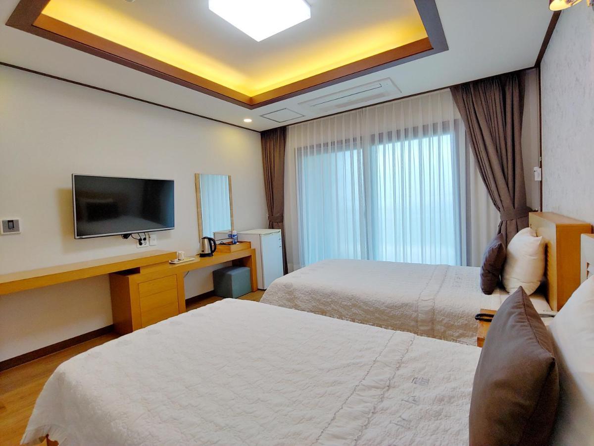 Fellisia Hotel Сеогвипо Екстериор снимка