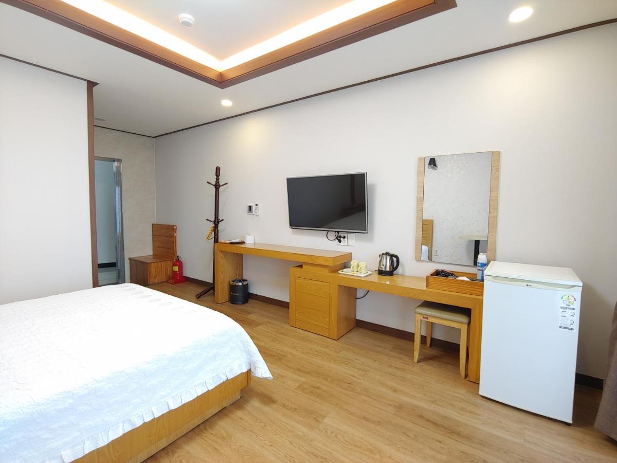 Fellisia Hotel Сеогвипо Екстериор снимка