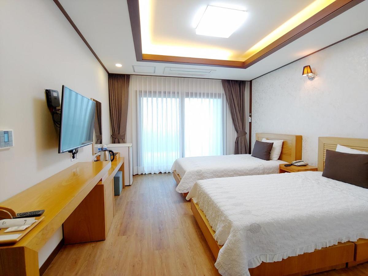 Fellisia Hotel Сеогвипо Екстериор снимка