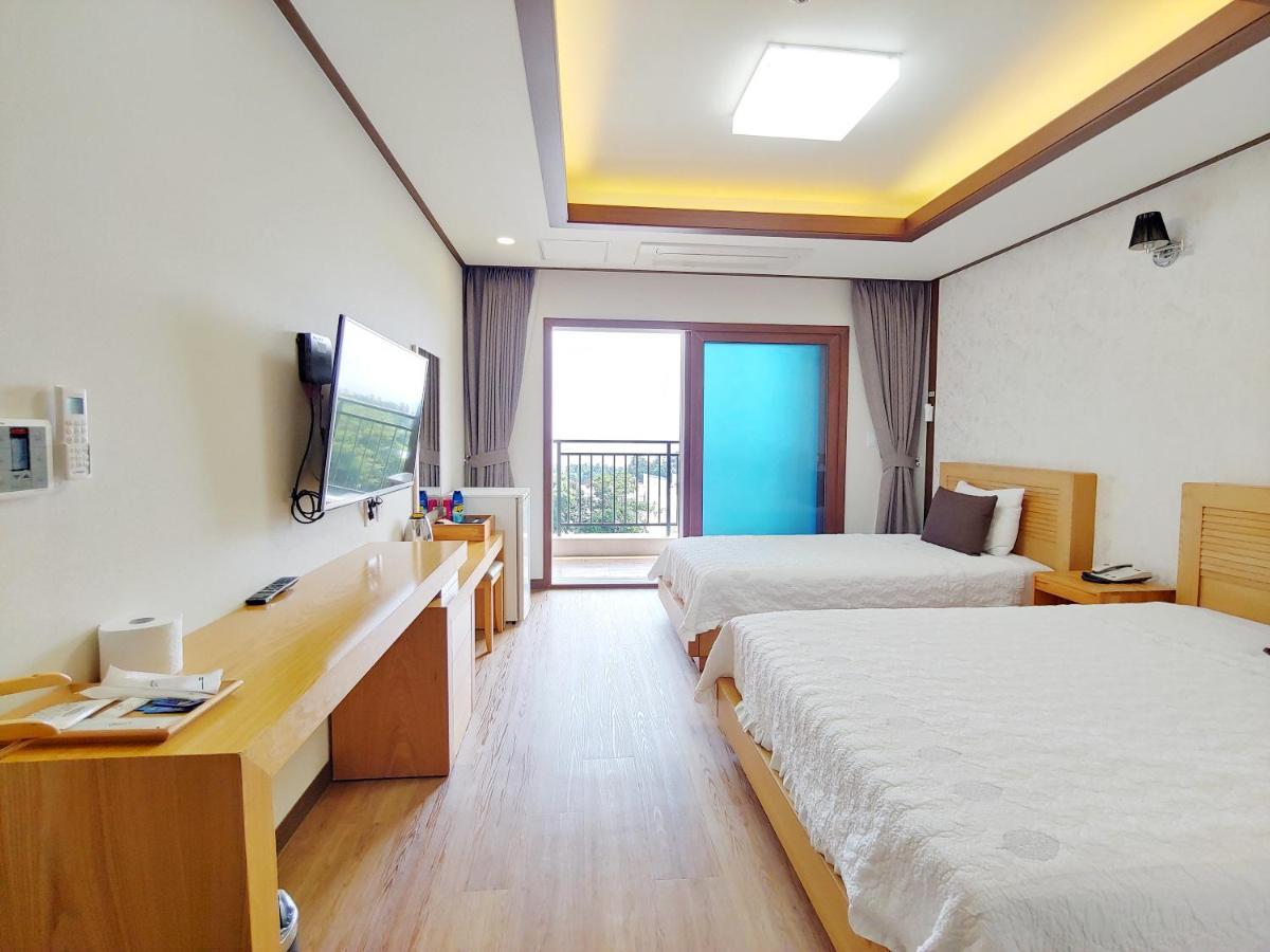 Fellisia Hotel Сеогвипо Екстериор снимка