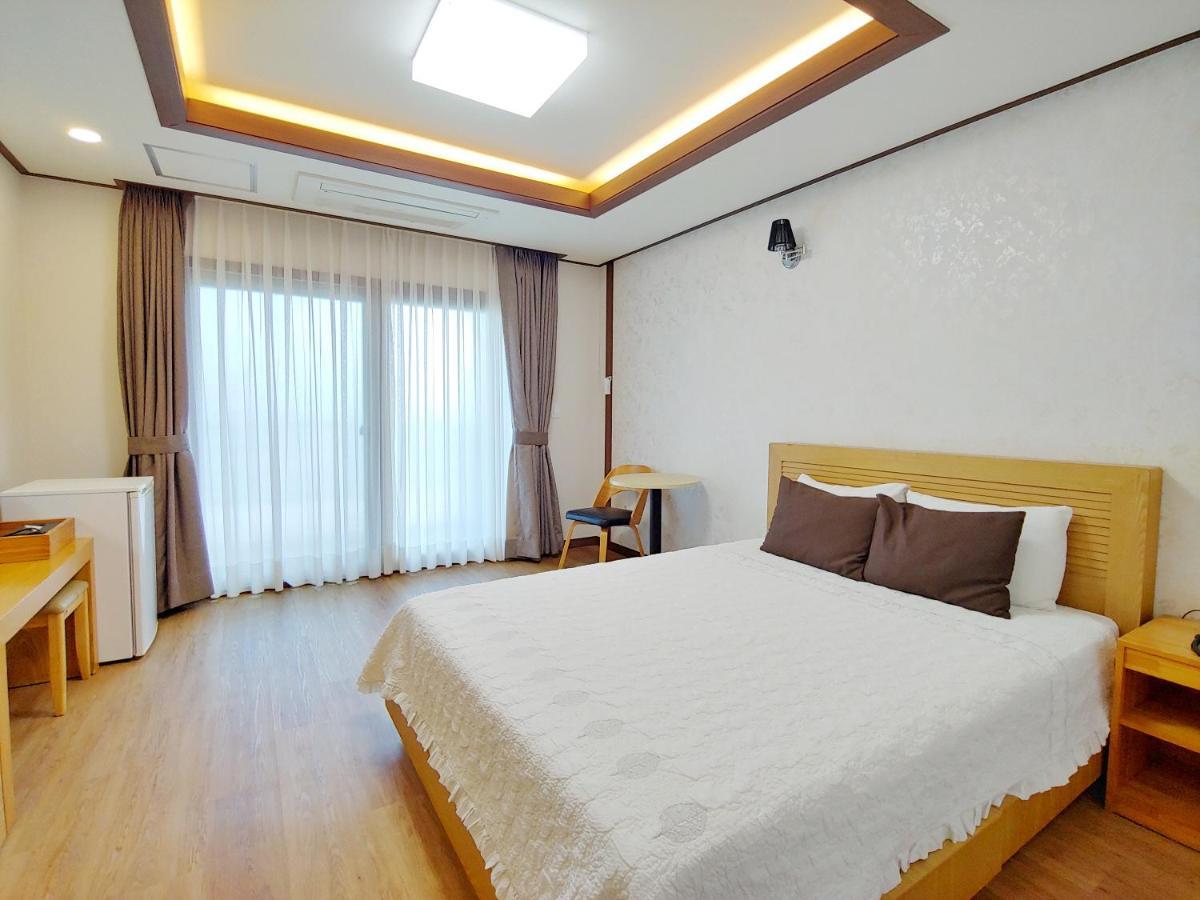 Fellisia Hotel Сеогвипо Екстериор снимка