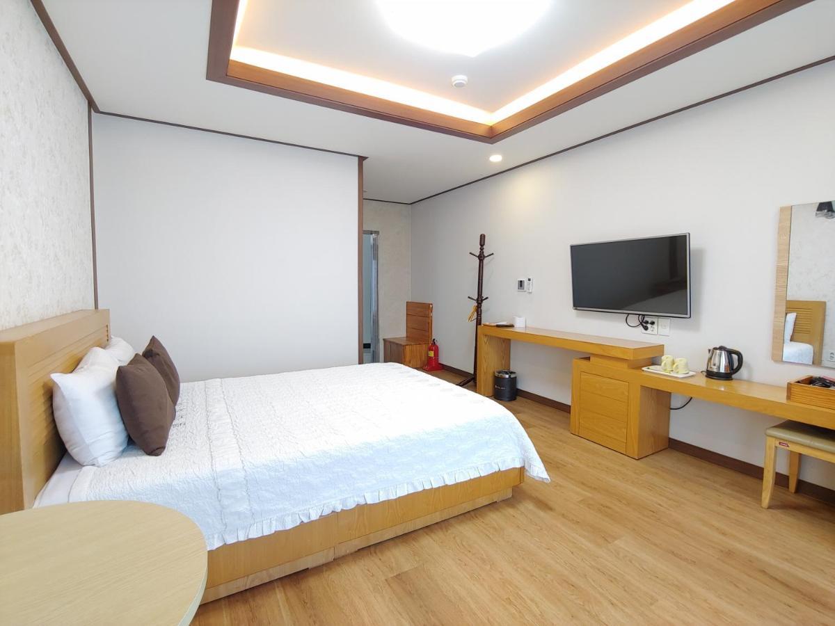 Fellisia Hotel Сеогвипо Екстериор снимка