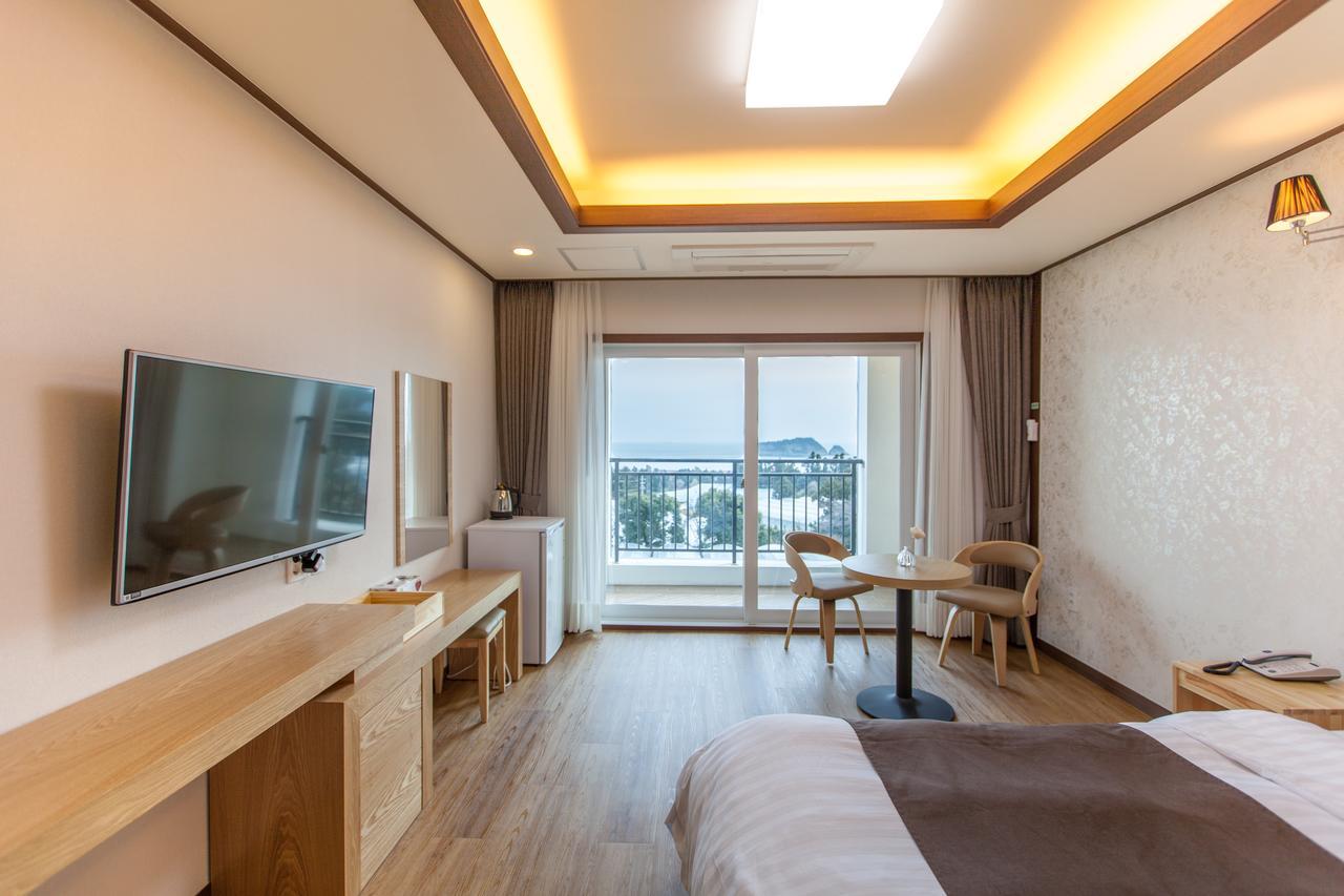 Fellisia Hotel Сеогвипо Екстериор снимка