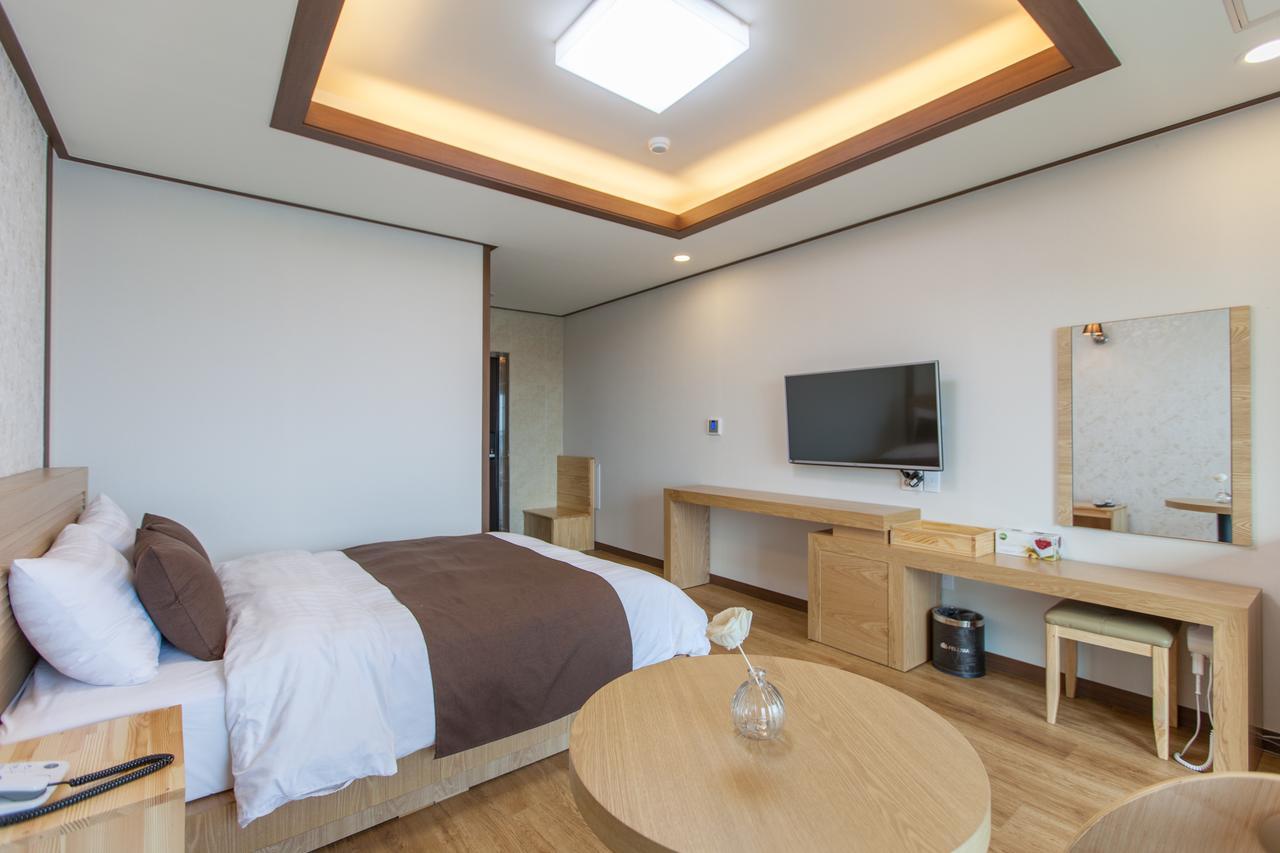 Fellisia Hotel Сеогвипо Екстериор снимка