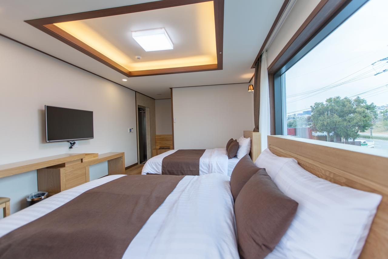 Fellisia Hotel Сеогвипо Екстериор снимка