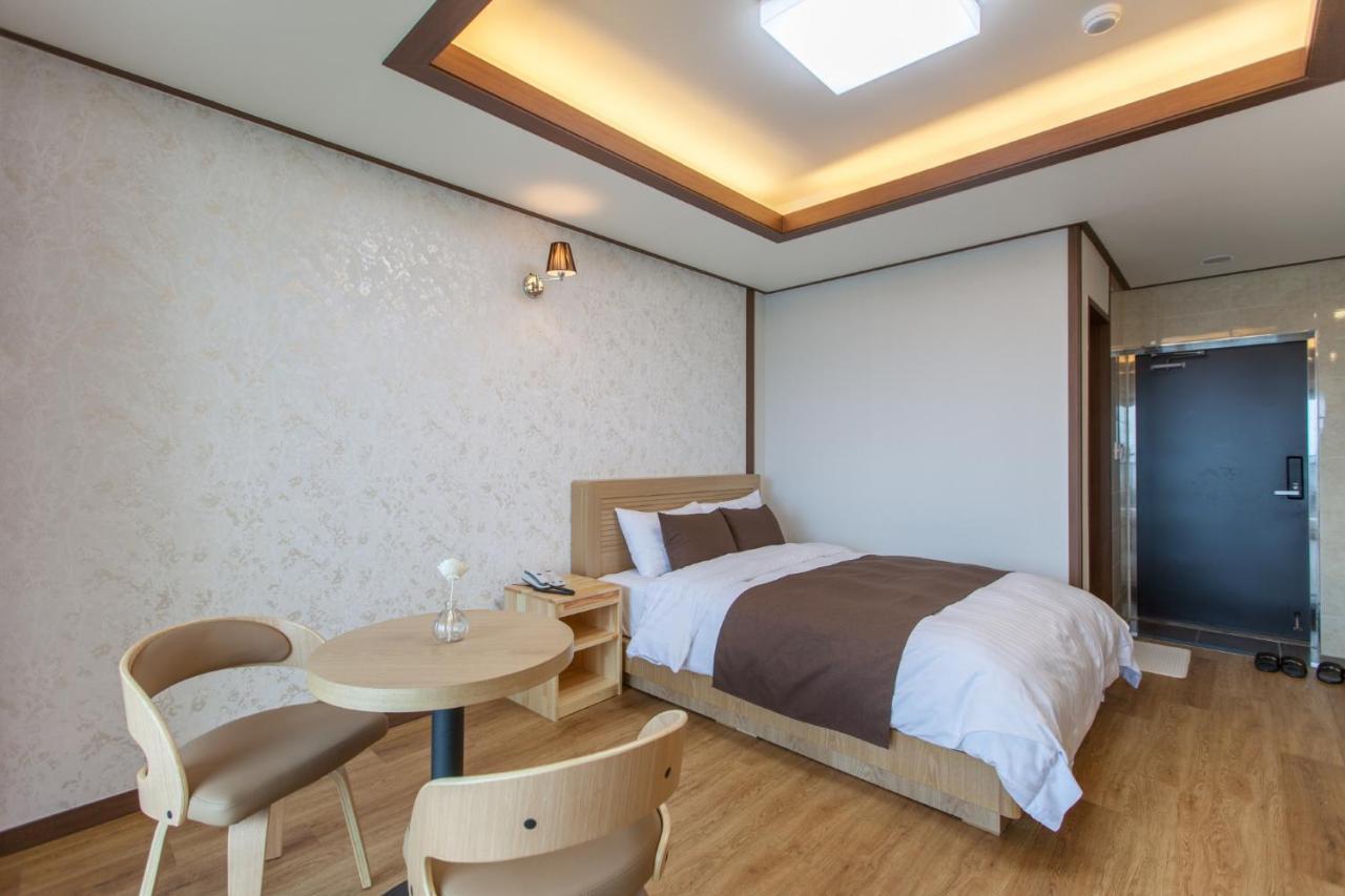Fellisia Hotel Сеогвипо Екстериор снимка