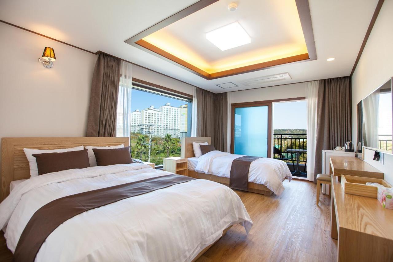 Fellisia Hotel Сеогвипо Екстериор снимка